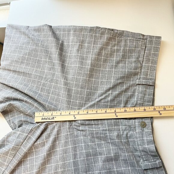 Nike Golf Gray & White Grid Plaid Performance Flat Front Shorts - Size 40 - Picture 6 of 7